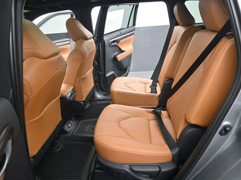 New 2026 Toyota Highlander Platinum AWD/4WD image 13