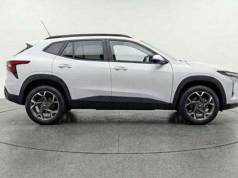 Used 2025 Chevrolet Trax LT w/ LT Convenience Package FWD image 11