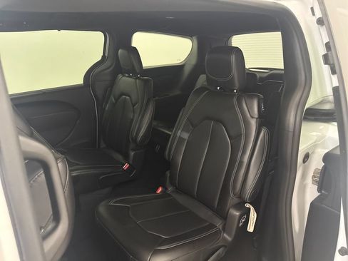 Used 2025 Chrysler Pacifica Select FWD image 16