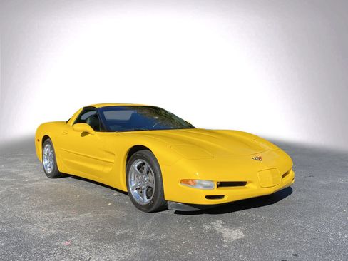 Used 2002 Chevrolet Corvette Coupe w/ Preferred Equipment Group2 image 2