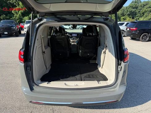 Used 2022 Chrysler Pacifica Touring-L FWD image 6