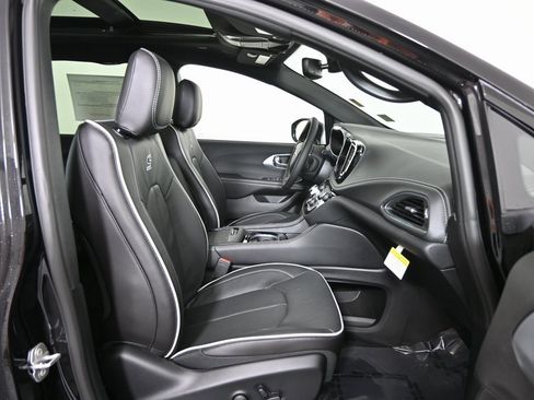 New 2026 Chrysler Pacifica Limited image 13