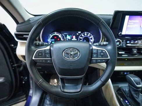 Used 2023 Toyota Highlander XLE AWD/4WD image 16