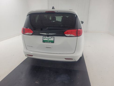 Used 2024 Chrysler Voyager LX FWD image 7