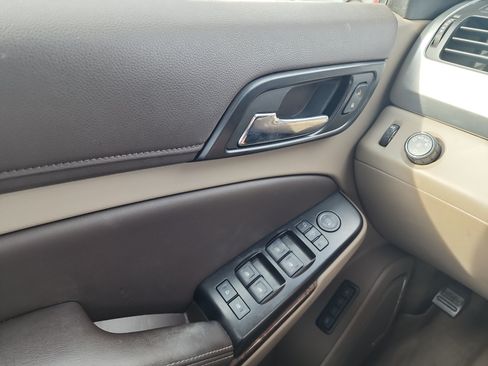 Used 2017 Chevrolet Suburban LT RWD image 28