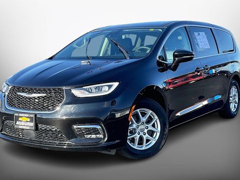 Used 2024 Chrysler Pacifica Touring-L image 2