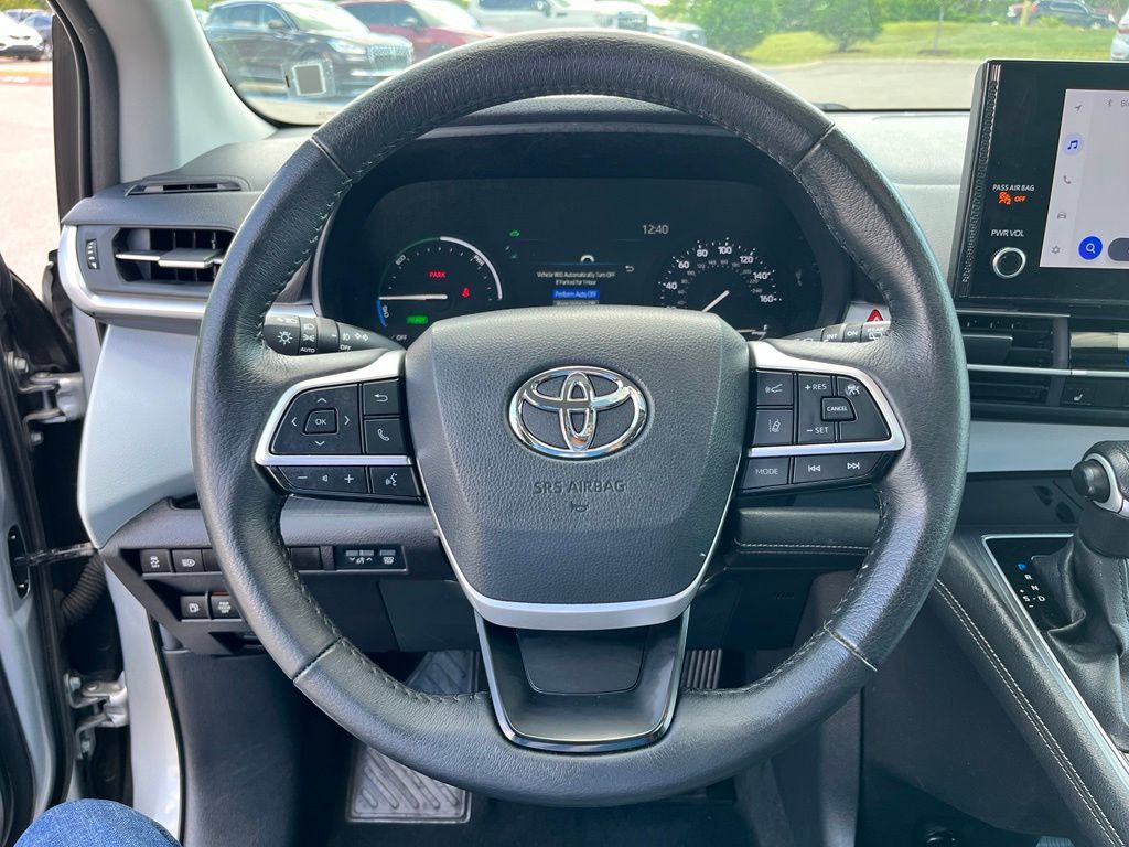 Used 2025 Toyota Sienna XLE FWD image 14