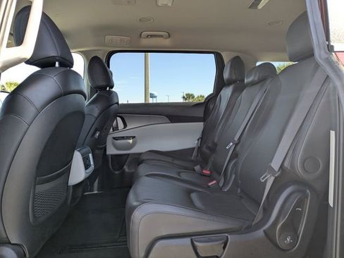 Certified 2024 Kia Carnival LX image 17