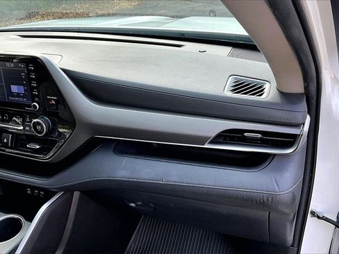 Used 2022 Toyota Highlander L image 23