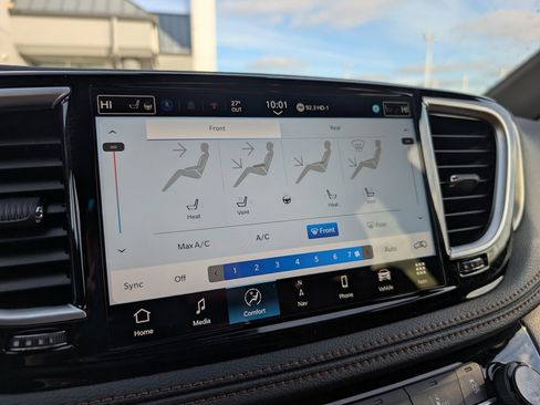 New 2026 Chrysler Pacifica Pinnacle w/ Trailer Tow Group AWD/4WD image 30