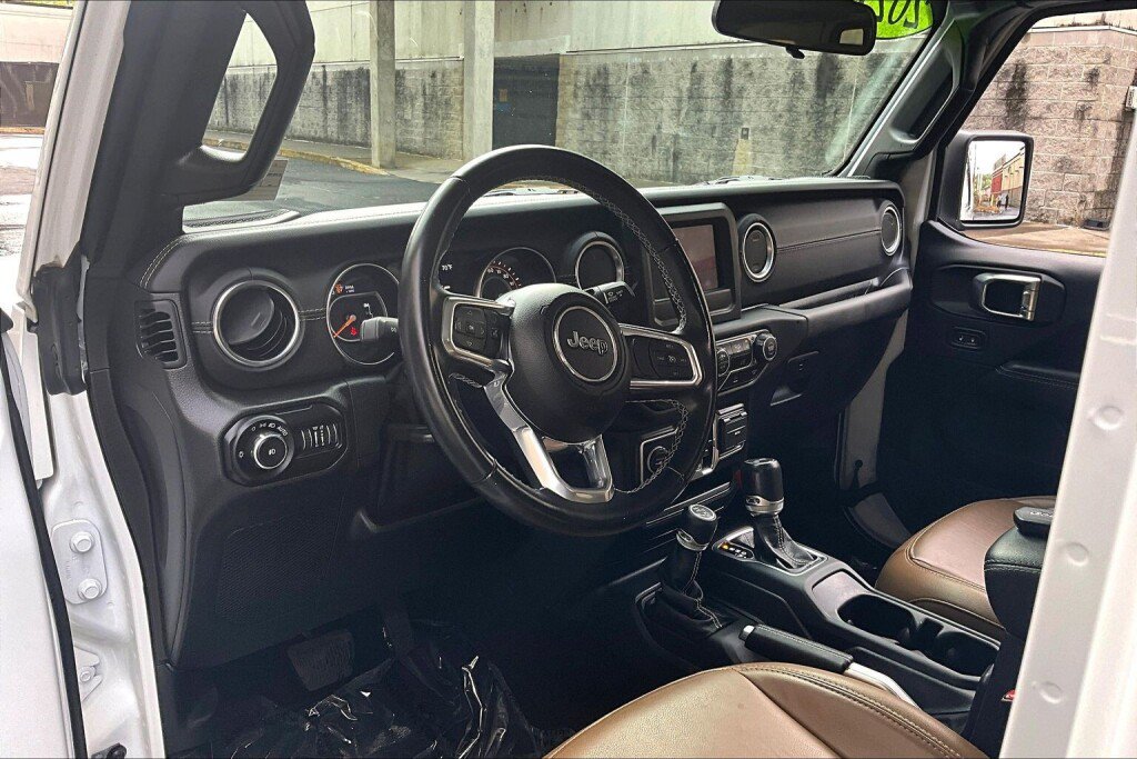 Used 2021 Jeep Wrangler Unlimited Sahara w/ Dual Top Group AWD/4WD image 10