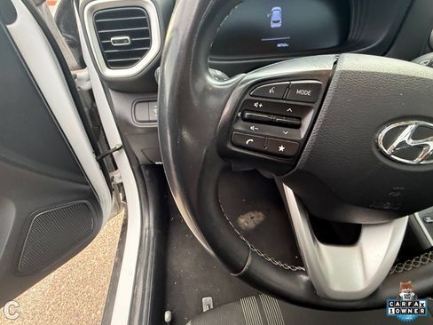 Used 2024 Hyundai Venue SEL FWD image 18