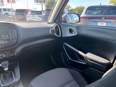 Used 2025 Kia Soul LX w/ LX Technology Package FWD image 32