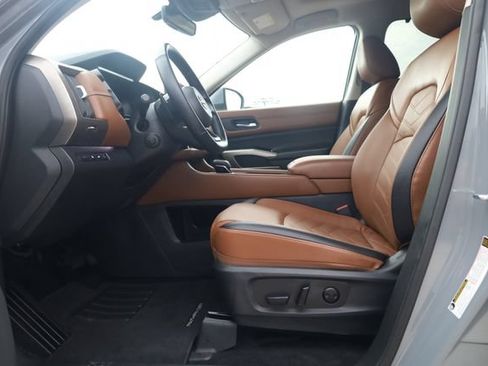Used 2025 Nissan Pathfinder Platinum w/ Cargo Package FWD image 13