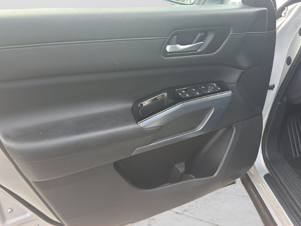Certified 2025 Nissan Pathfinder SL FWD image 19