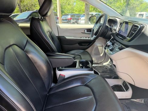 Used 2023 Chrysler Pacifica Touring-L FWD image 10