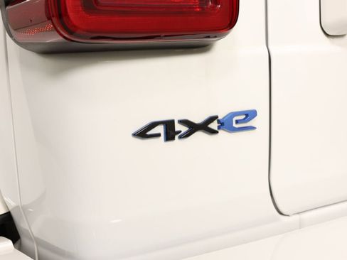 Used 2022 Jeep Wrangler Unlimited Sahara image 32