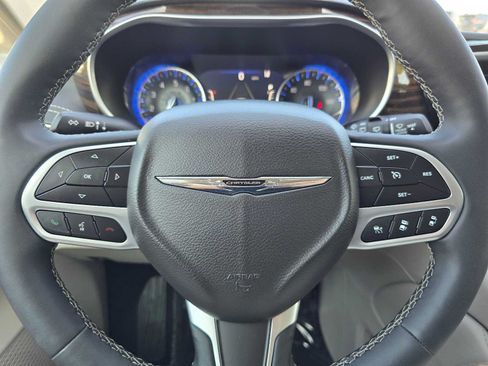 Used 2024 Chrysler Pacifica Limited FWD image 26