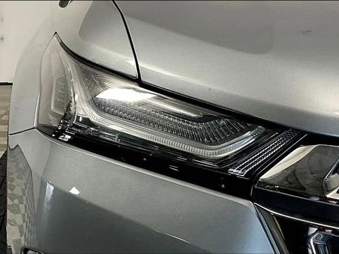 Used 2023 Chevrolet Traverse LT image 28