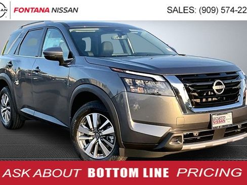 New 2025 Nissan Pathfinder SL image 1