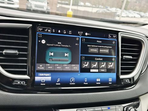 Used 2024 Chrysler Pacifica Touring-L image 27