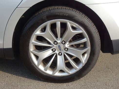 Used 2015 Ford Taurus Limited w/ Equipment Group 301A FWD image 26
