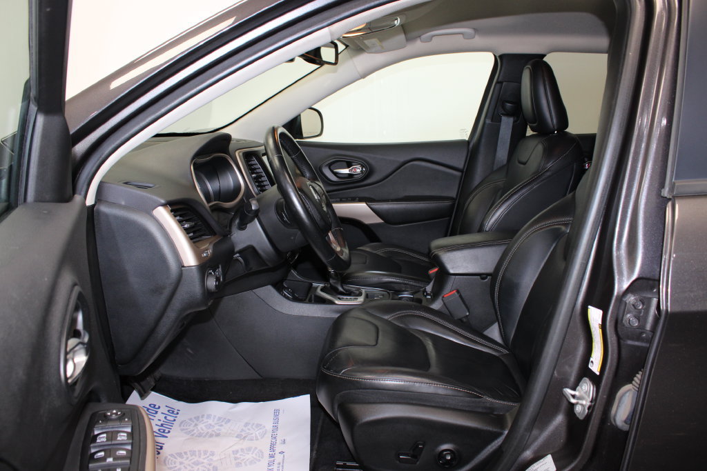 Used 2017 Jeep Cherokee Limited FWD image 2
