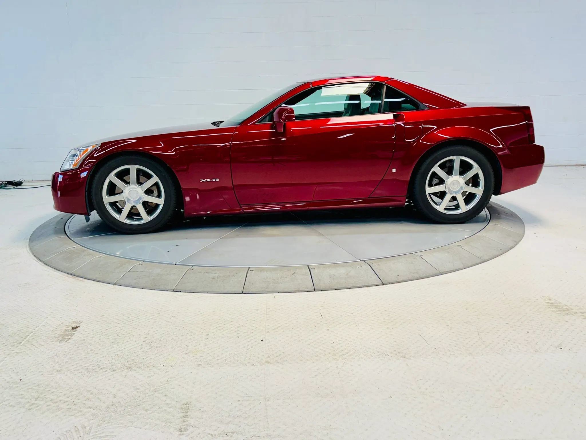 Used 2006 Cadillac XLR RWD image 3