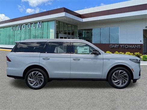 New 2025 Lincoln Navigator Reserve image 3