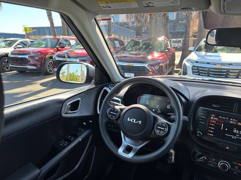 Used 2025 Kia Soul LX w/ LX Technology Package FWD image 32