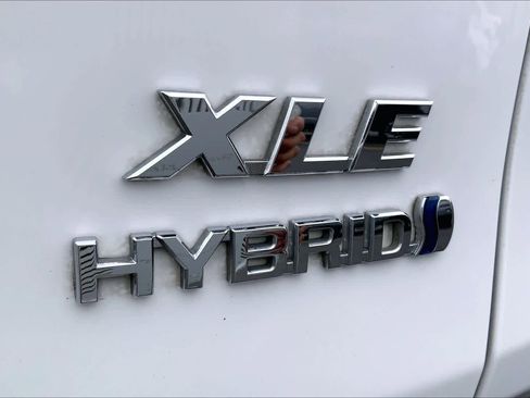 Used 2021 Toyota RAV4 XLE w/ Convenience Package image 10