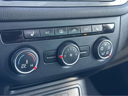 Used 2016 Volkswagen Tiguan SE image 25