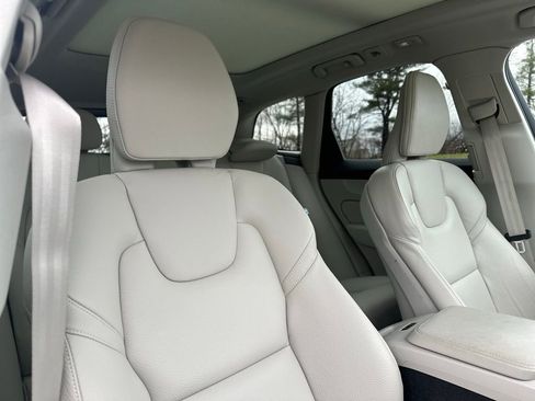 Used 2023 Volvo XC60 B5 Plus image 26