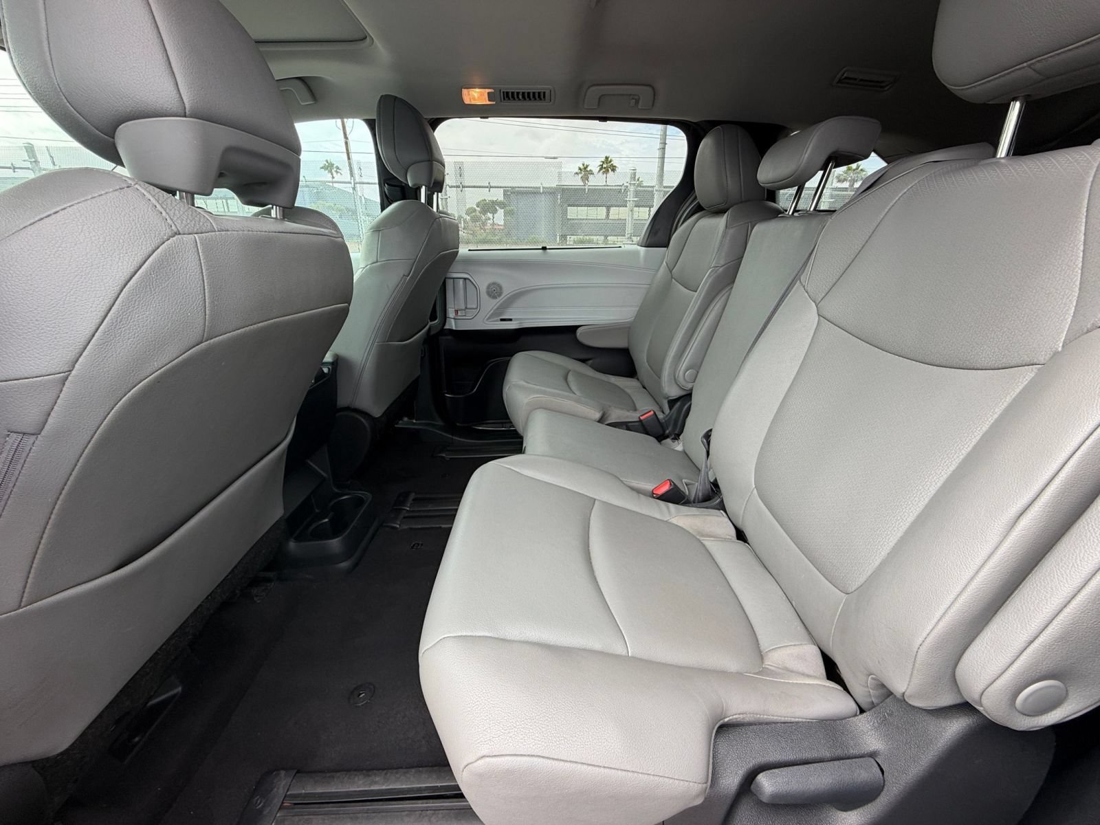 Used 2025 Toyota Sienna XLE FWD image 25