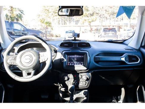 Used 2018 Jeep Renegade Latitude w/ Popular Equipment Group image 12