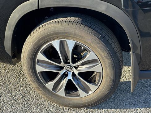 Used 2023 Toyota Highlander XLE image 5