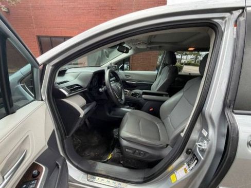 Used 2021 Toyota Sienna XLE w/ XLE Plus Package FWD image 12