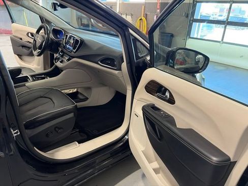 Used 2022 Chrysler Pacifica Limited FWD image 18