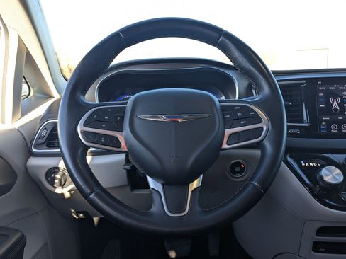 Used 2018 Chrysler Pacifica Touring-L Plus image 18