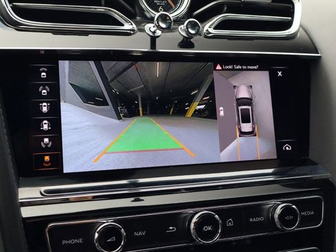 Used 2022 Bentley Bentayga AWD/4WD image 19