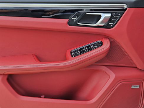 Used 2021 Porsche Macan Turbo image 22