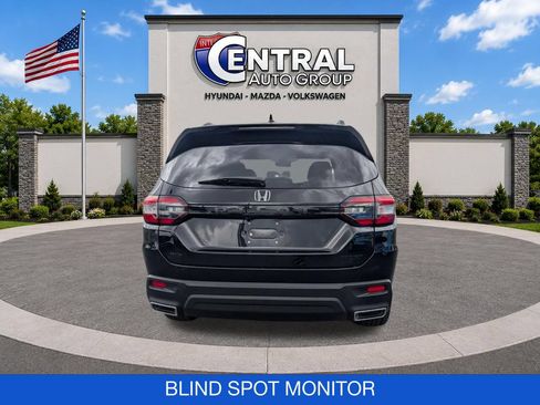 Used 2023 Honda Pilot Sport image 7