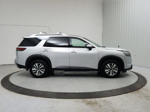 Used 2025 Nissan Pathfinder SL FWD image 9