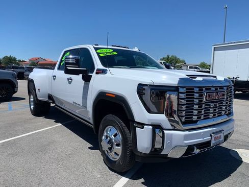 Used 2024 GMC Sierra 3500 Denali w/ Denali Reserve Package AWD/4WD image 4