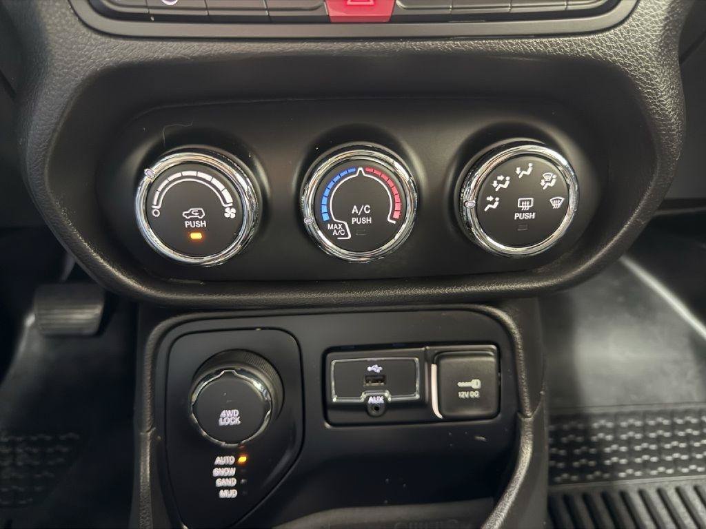 Used 2016 Jeep Renegade 75th Anniversary AWD/4WD image 18