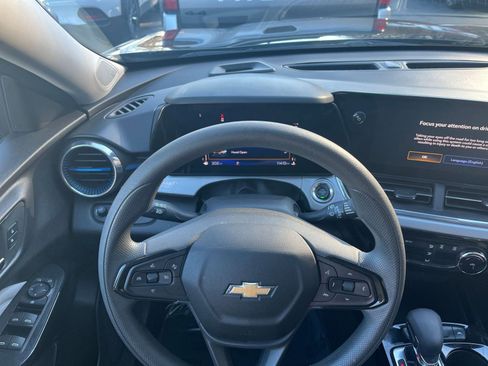 Used 2025 Chevrolet Trax LT image 28