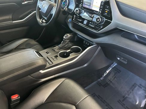 Used 2020 Toyota Highlander XLE AWD/4WD image 18