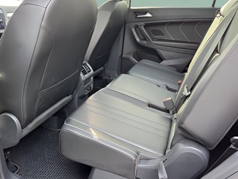 Certified 2024 Volkswagen Tiguan SE w/ Panoramic Sunroof Package FWD image 9