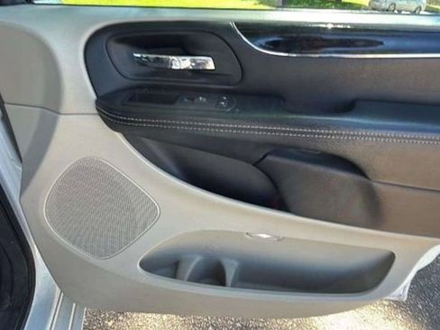 Used 2017 Dodge Grand Caravan SXT image 18