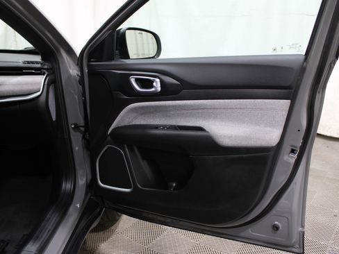 Used 2024 Jeep Compass Latitude image 31